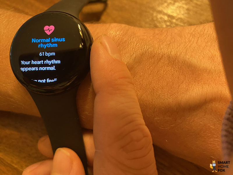 Man sieht, wie eine EKG mit der Google Pixel Watch erstellt wird.